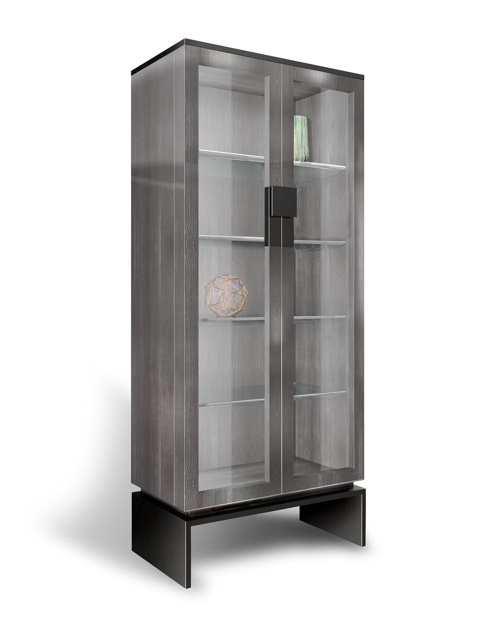 Cedar en glazen vitrine met metalen accenten