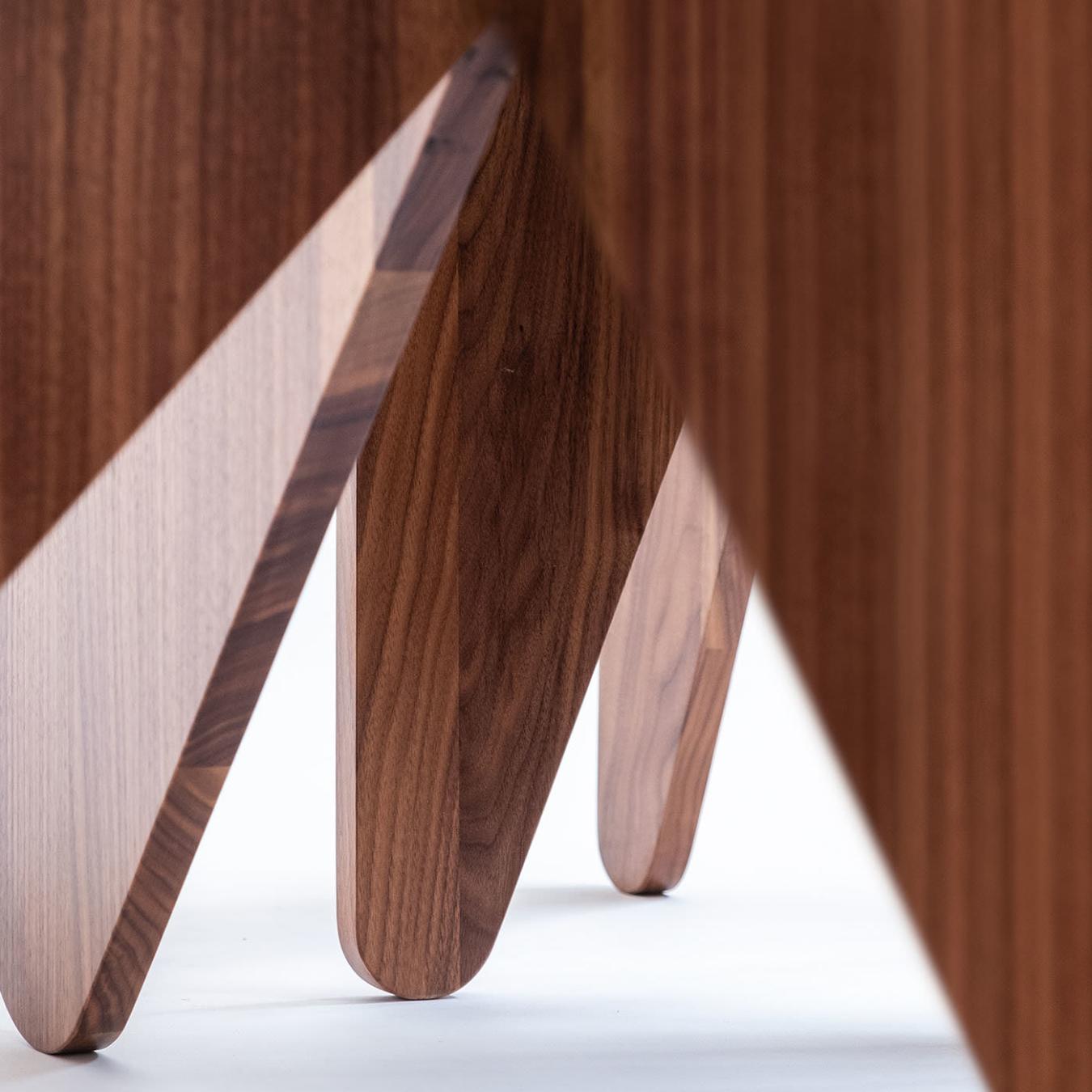 Middelgrote lage houten tafel