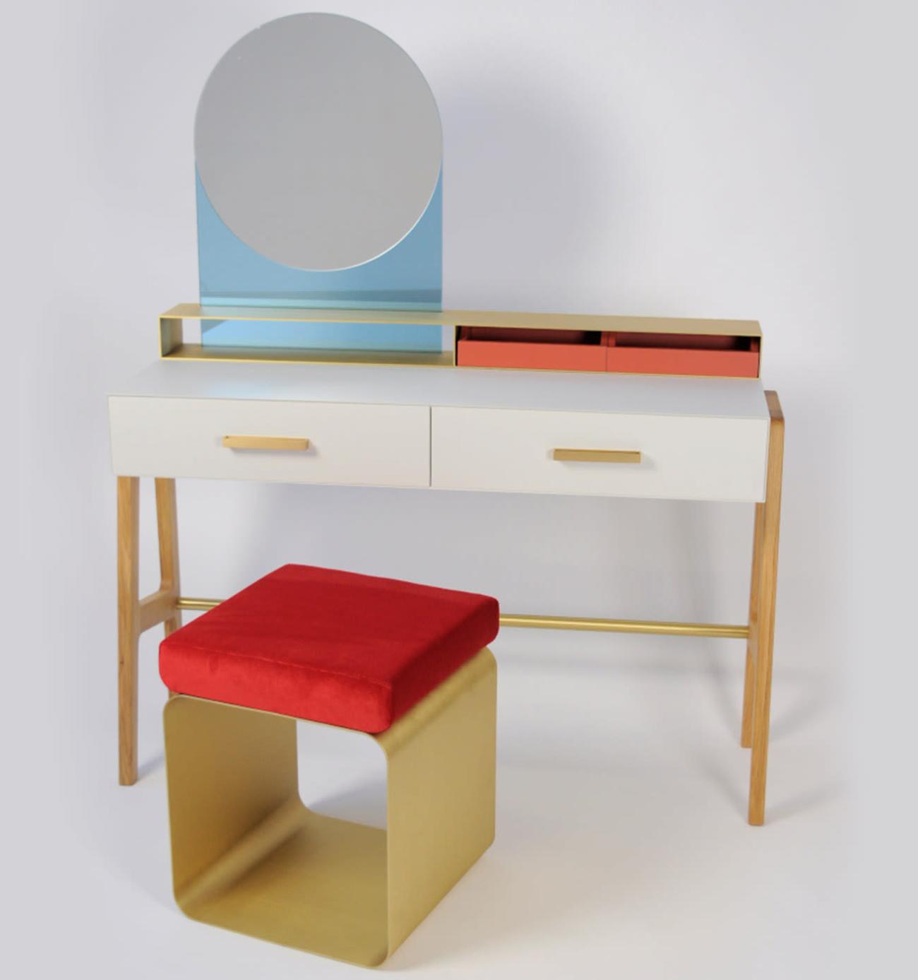 Rode kruk met metalen basis