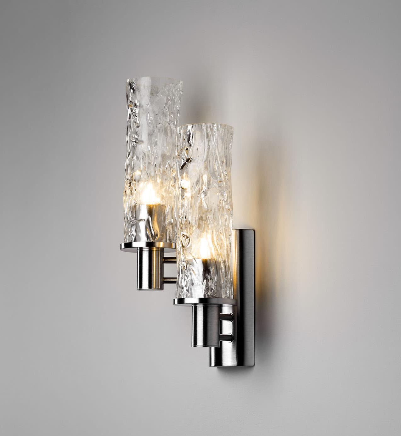 Wandlamp in verticaal geblazen glas