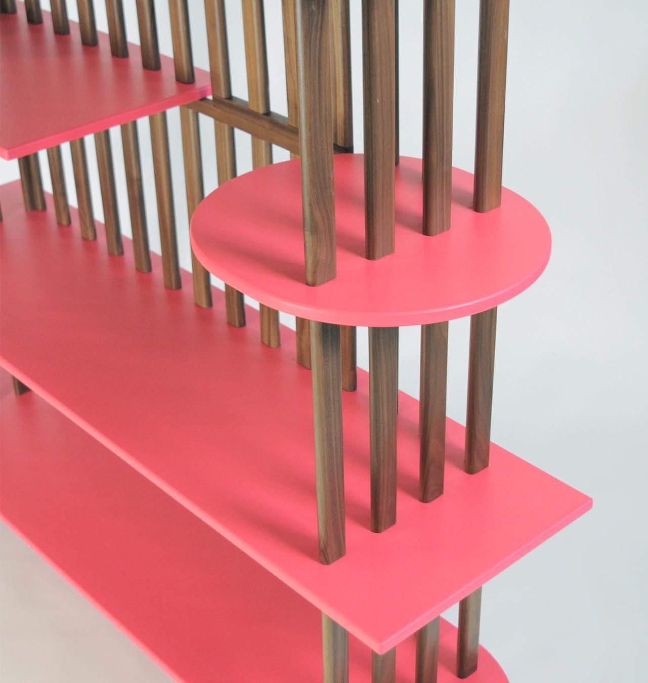 Roze vijf-laags boekenkast