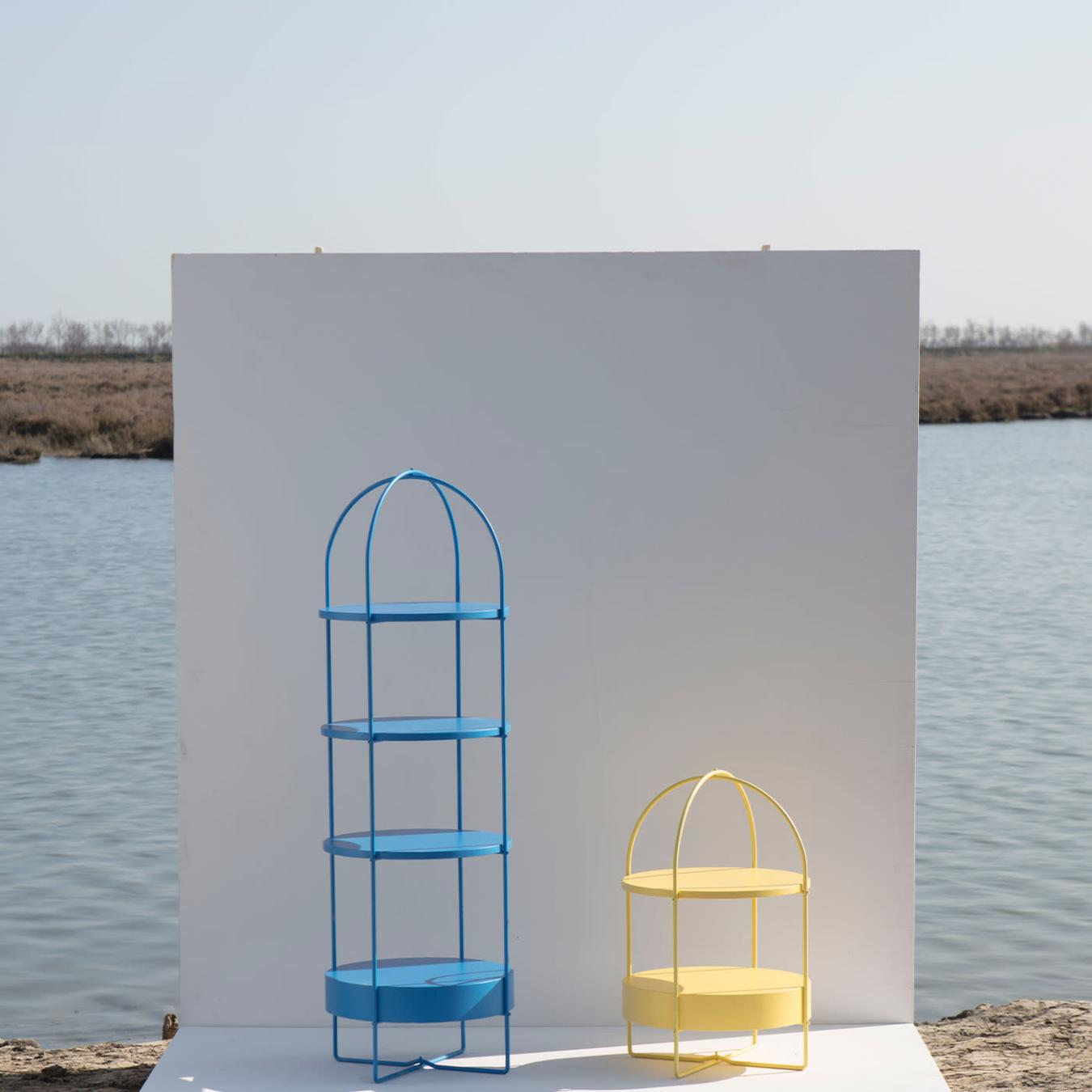 Blauwe gelakte boekenkast