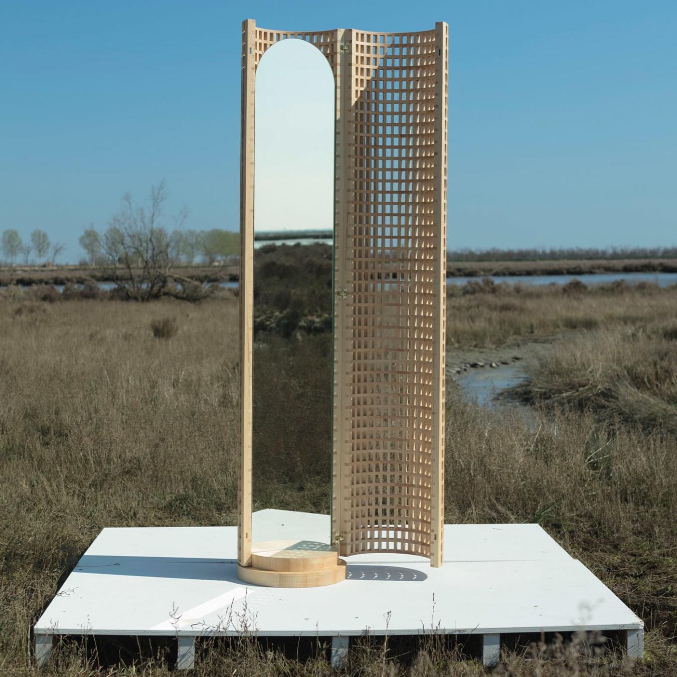 Handgemaakte houten staanspiegel