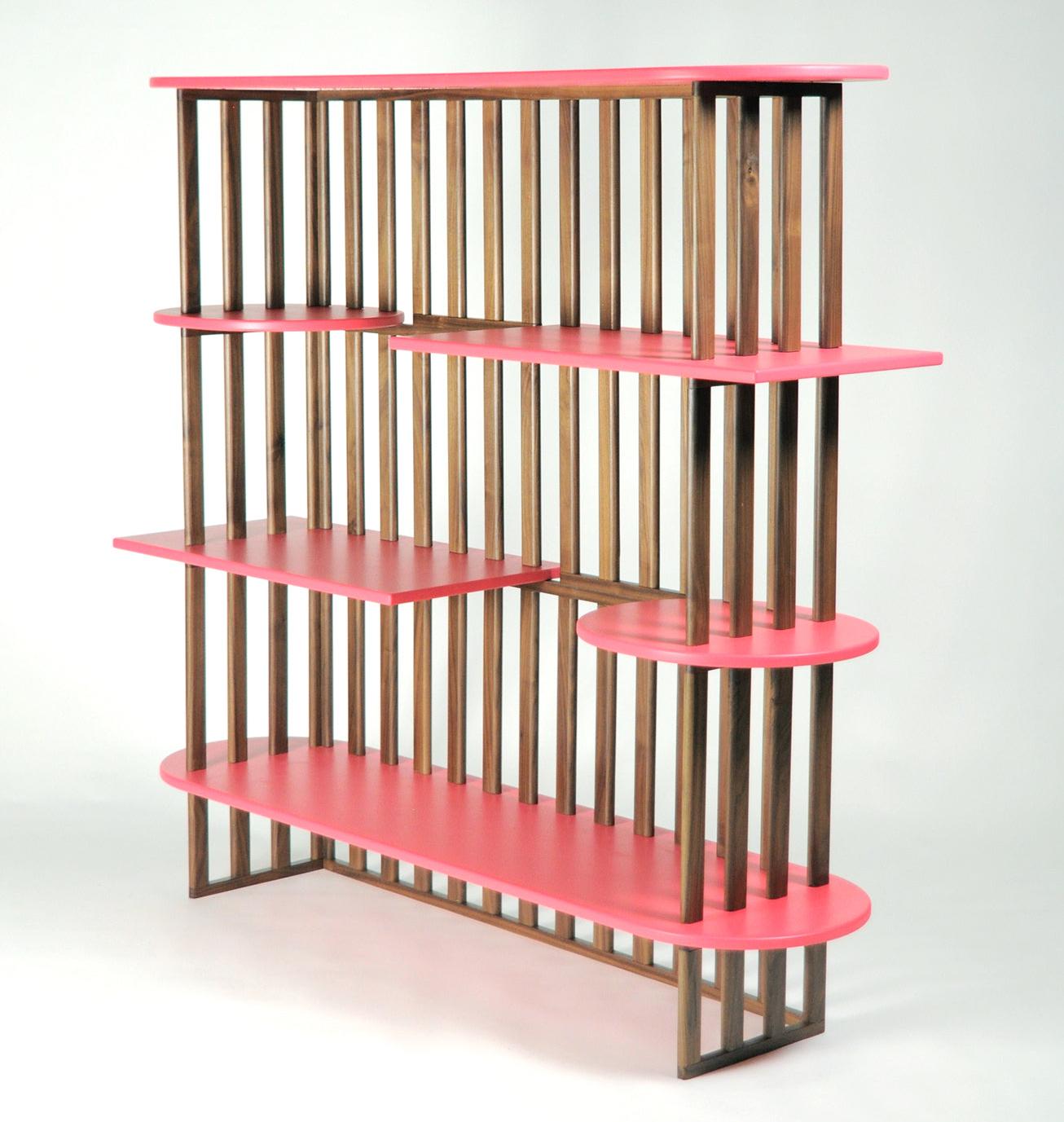 Roze vier-niveau boekenkast