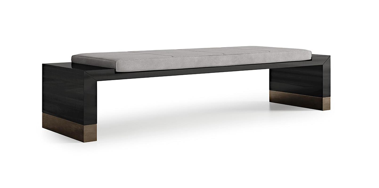 Bank met houten basis en bronzen accenten