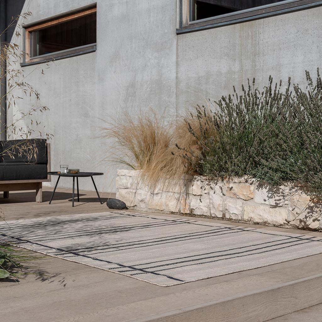 Zona charcoal lijn outdoor tapijt | Maat: 200 × 280 cm