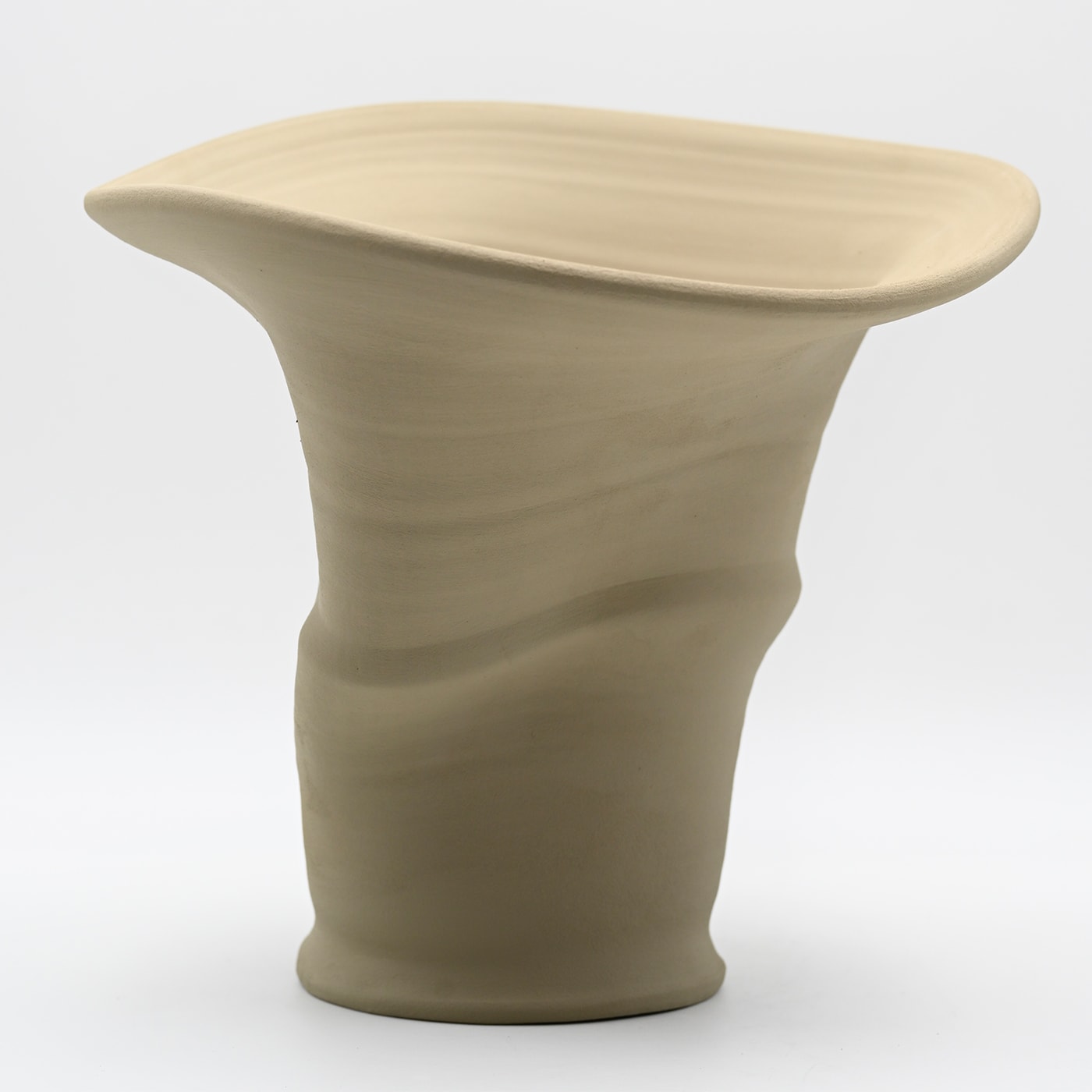 Beige handgebeeldhouwde vaas