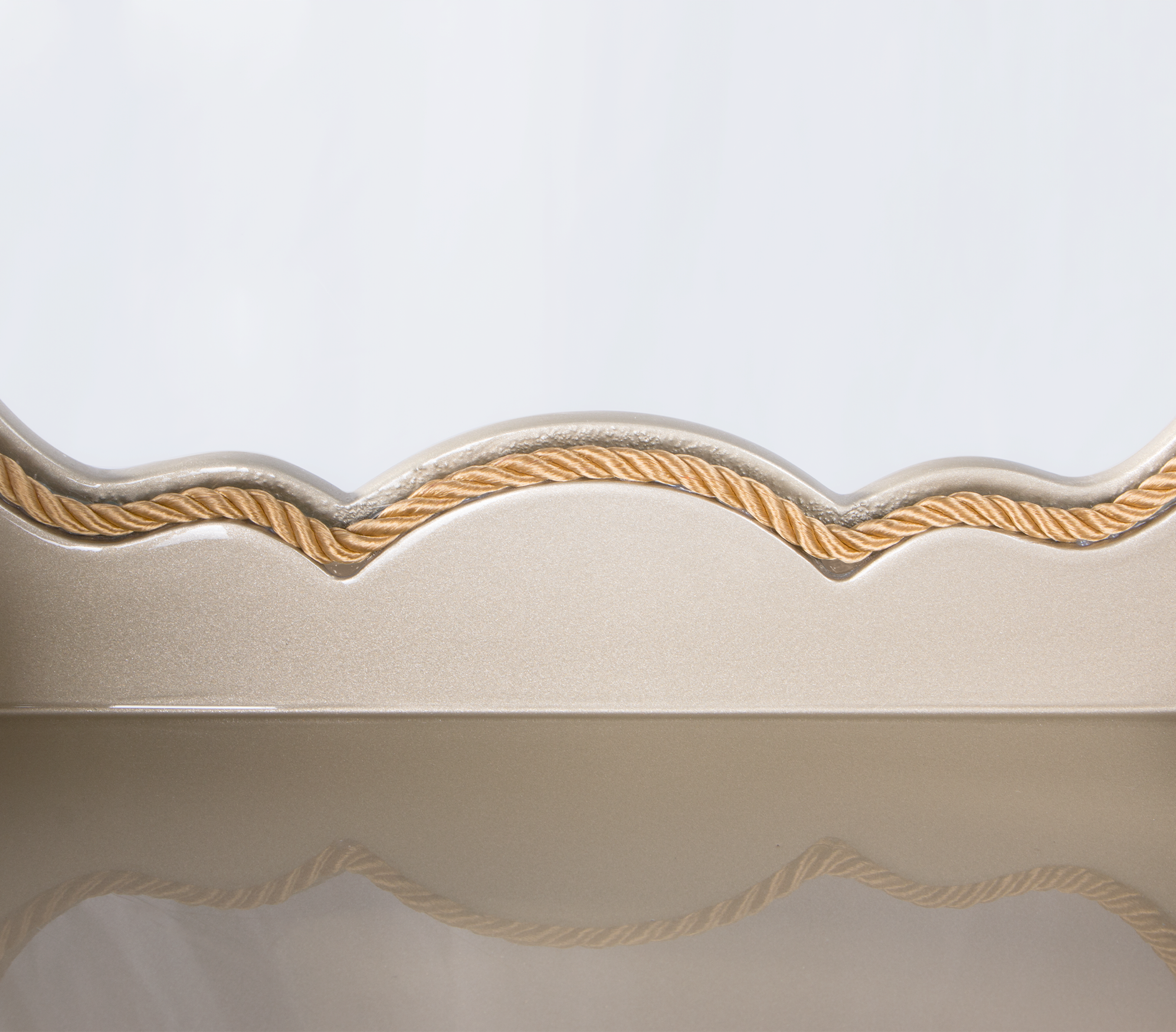 Empire smalle crème vitrinekast