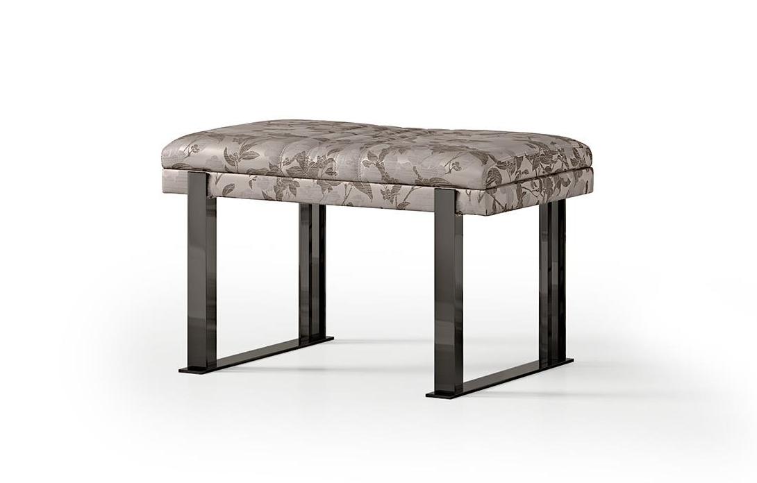 Poef met twee metalen poten