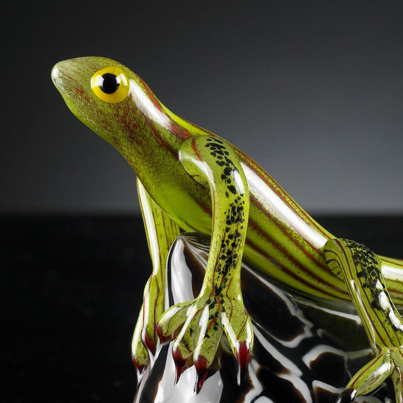 Hagedis op steen sculptuur