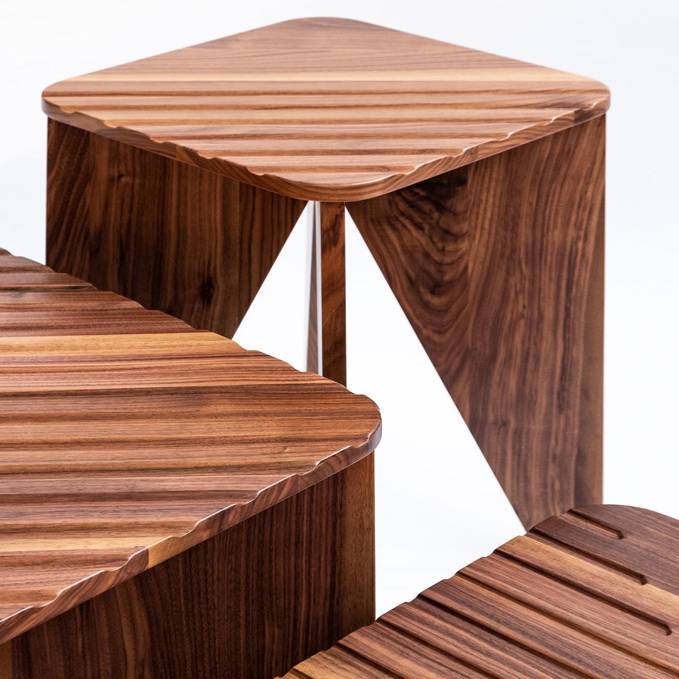 Kleine lage houten tafel