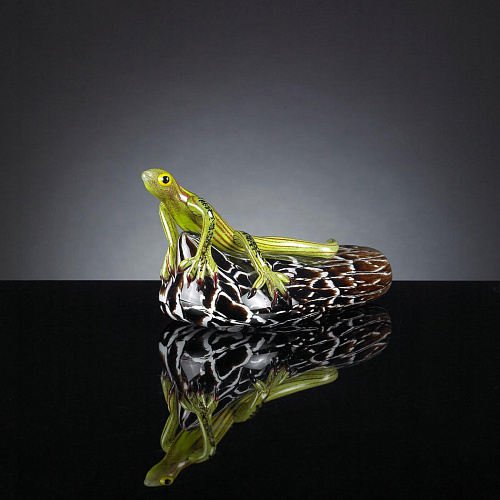 Hagedis op steen sculptuur
