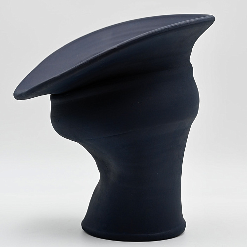 Blauwe handgebeeldhouwde vaas