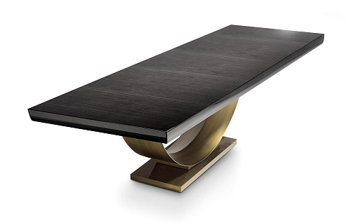 Vaste tafel met glanzend blad en gebogen bronzen basis