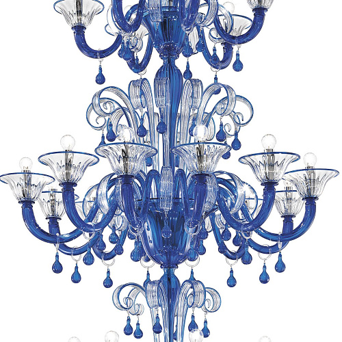 Klassieke kroonluchter in lichtblauw Murano glas