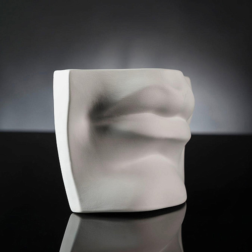 David's Mouth witte sculptuur