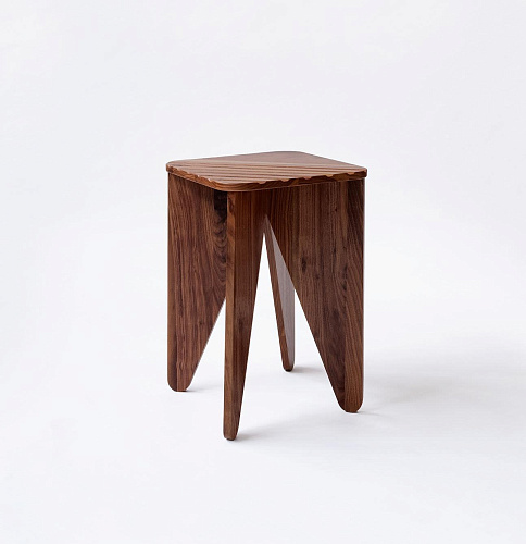 Kleine lage houten tafel