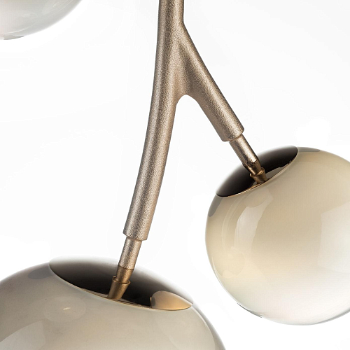 Messing Kroonluchter met Witte Glazen Bollen