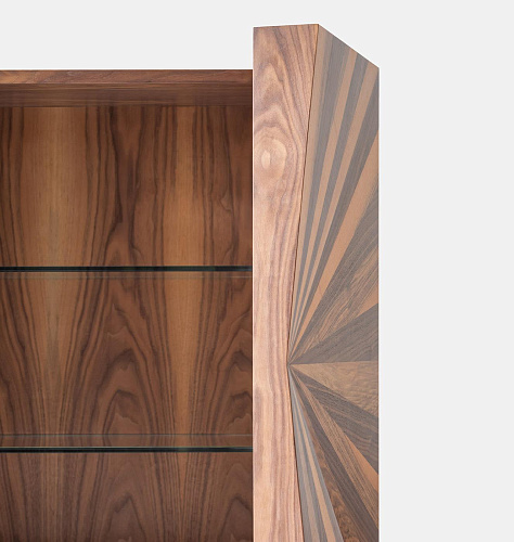 Gefineerd houten kast