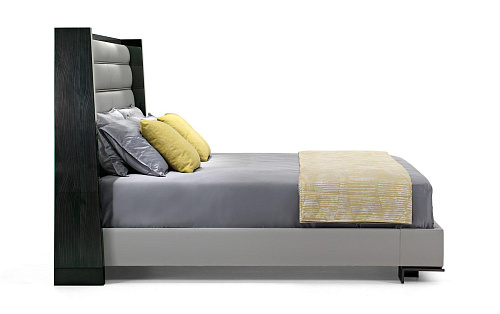 Stijlvol bed met hoofdbord