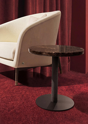 Daniel rond marmeren salontafel