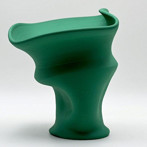 Groene handgebeeldhouwde vaas