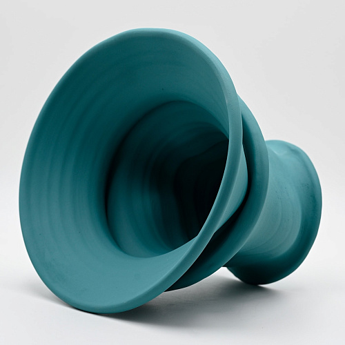 Turquoise handgebeeldhouwde vaas