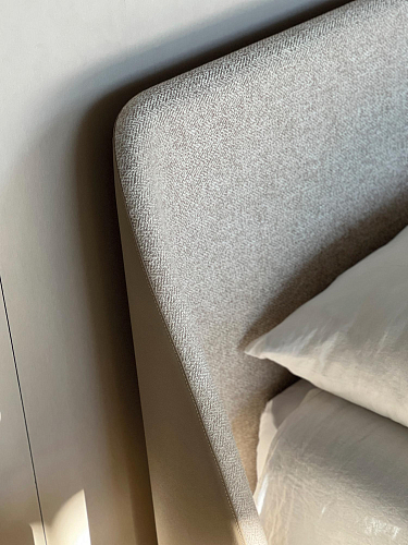 Atlas beige gestoffeerd bed