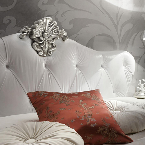 Bed met wit lederen hoofdeinde