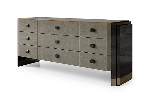 De negen-laden sucupira ladekast met bronzen accenten