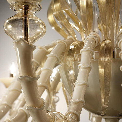 Klassieke kroonluchter in goudkleurig geblazen Murano glas