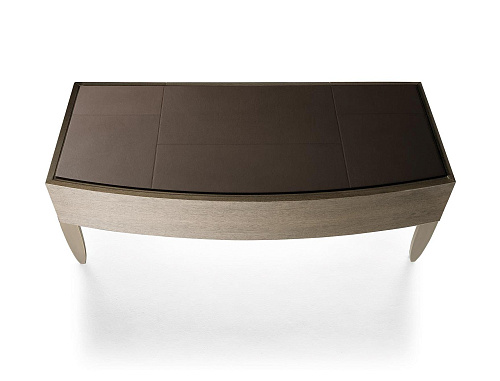 Bureau met leren blad en bronzen metalen poten