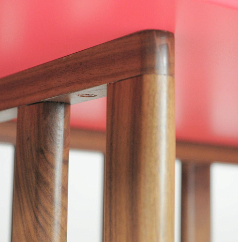 Roze drie-niveau boekenkast