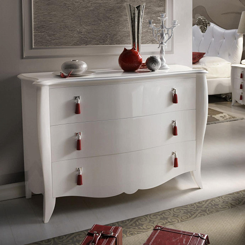 Witte gelakte commode